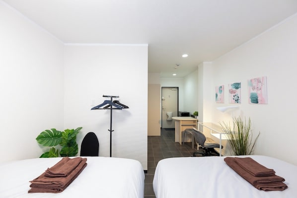 1 bedroom, desk, bed sheets