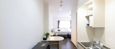 Mikrowelle, Herdplatte, Kochgeschirr/Geschirr/Besteck