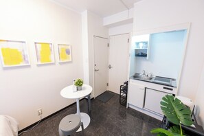 Microwave, stovetop, cookware/dishes/utensils - Open sale  1 room  Free WiFi  22 m  3 minut / Chuo-ku Tokyo (Chuo-ku)