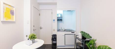 Mikrowelle, Herdplatte, Kochgeschirr/Geschirr/Besteck