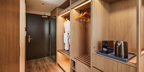 Deluxe Twin Room, Harbor View | In-room safe, blackout drapes, free WiFi, wheelchair access