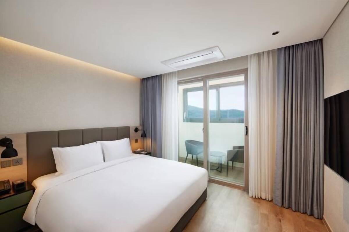 In-room safe, blackout drapes, free WiFi, wheelchair access