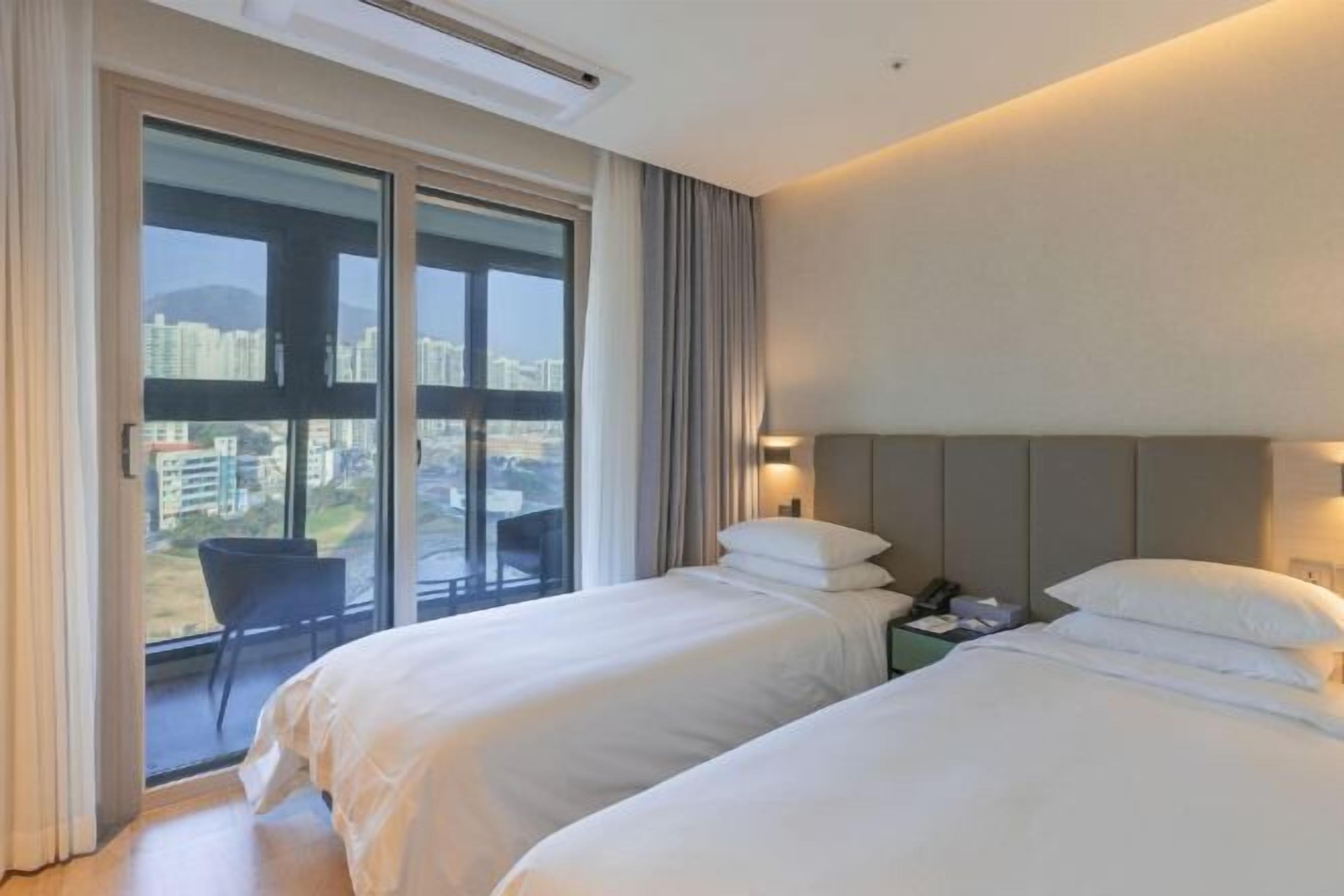 Brankas, tirai kedap cahaya, dan Wi-Fi gratis