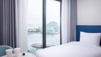 Habitación Deluxe con 2 camas individuales, vistas al mar | Caja fuerte, cortinas opacas, wifi gratis y accesible en silla de ruedas