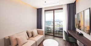 Premier Family Suite Ocean View | Χρηματοκιβώτιο στο δωμάτιο, κουρτί νες συσκότισης, δωρεάν Wi-Fi 