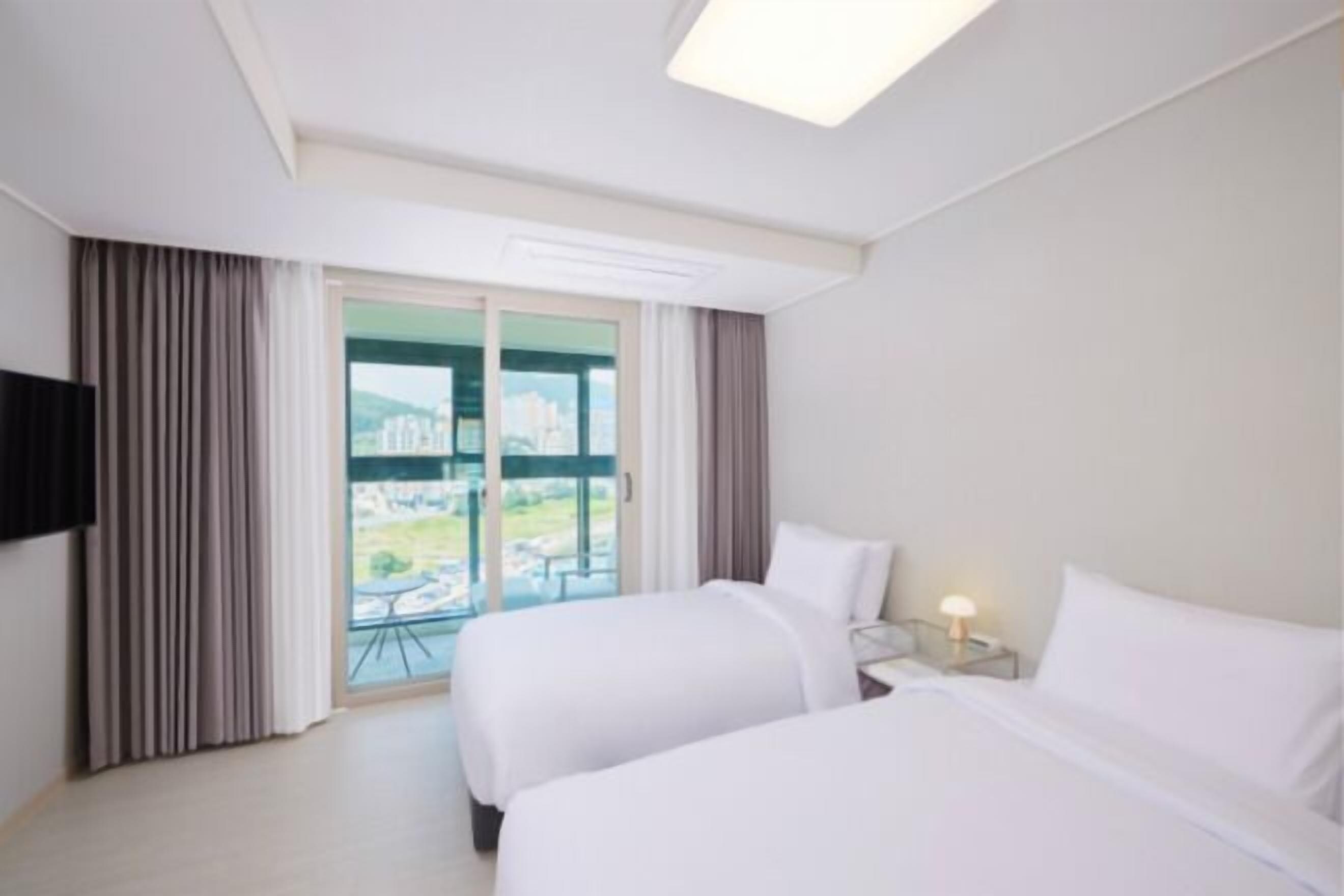 Een kluis op de kamer, verduisterende gordijnen, gratis wifi