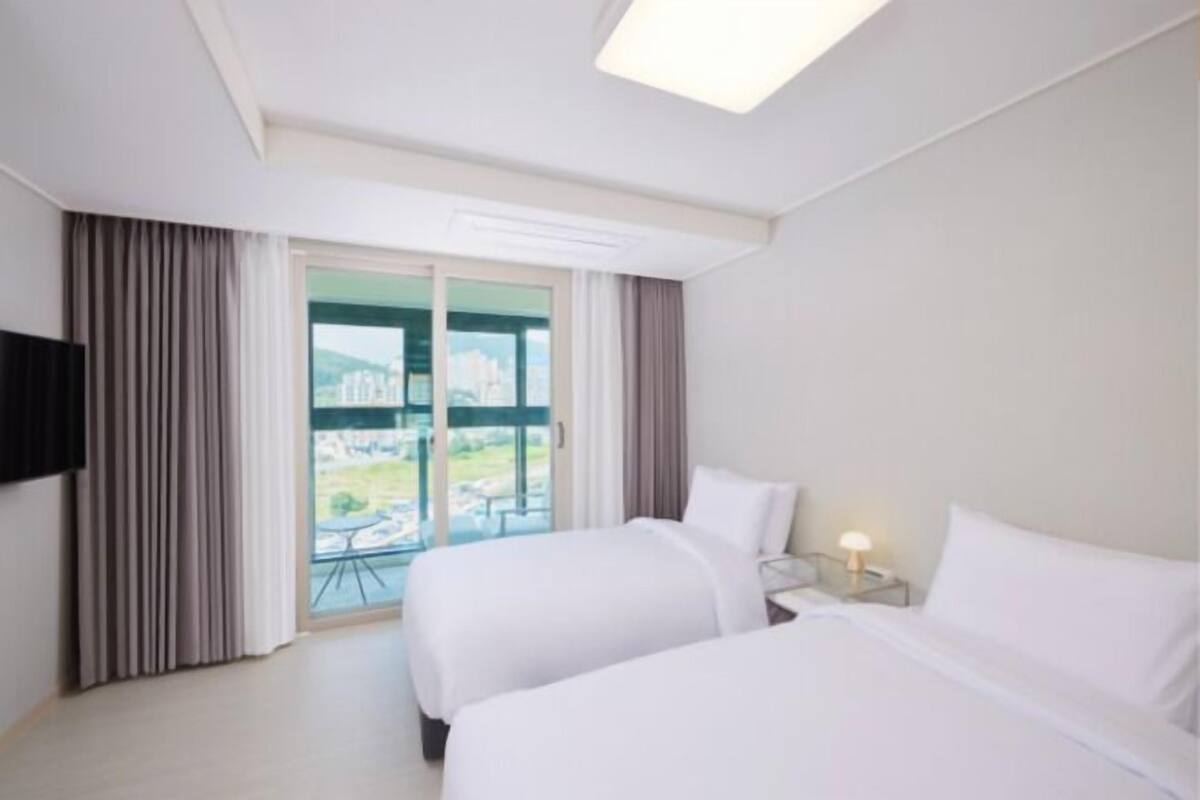 Een kluis op de kamer, verduisterende gordijnen, gratis wifi