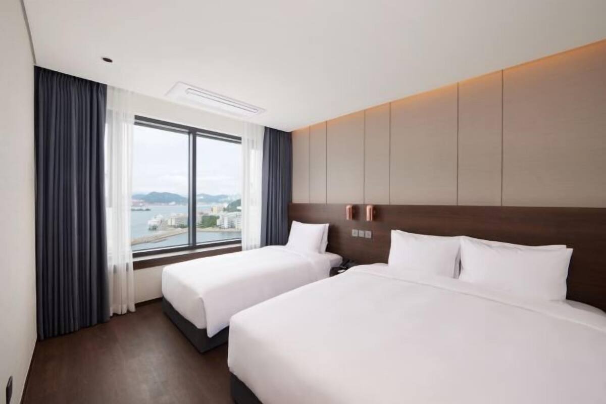 In-room safe, blackout drapes, free WiFi, wheelchair access