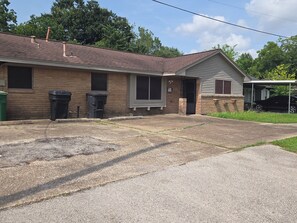 Exterior - Sleep like a Baby near the Medical Center (Houston)