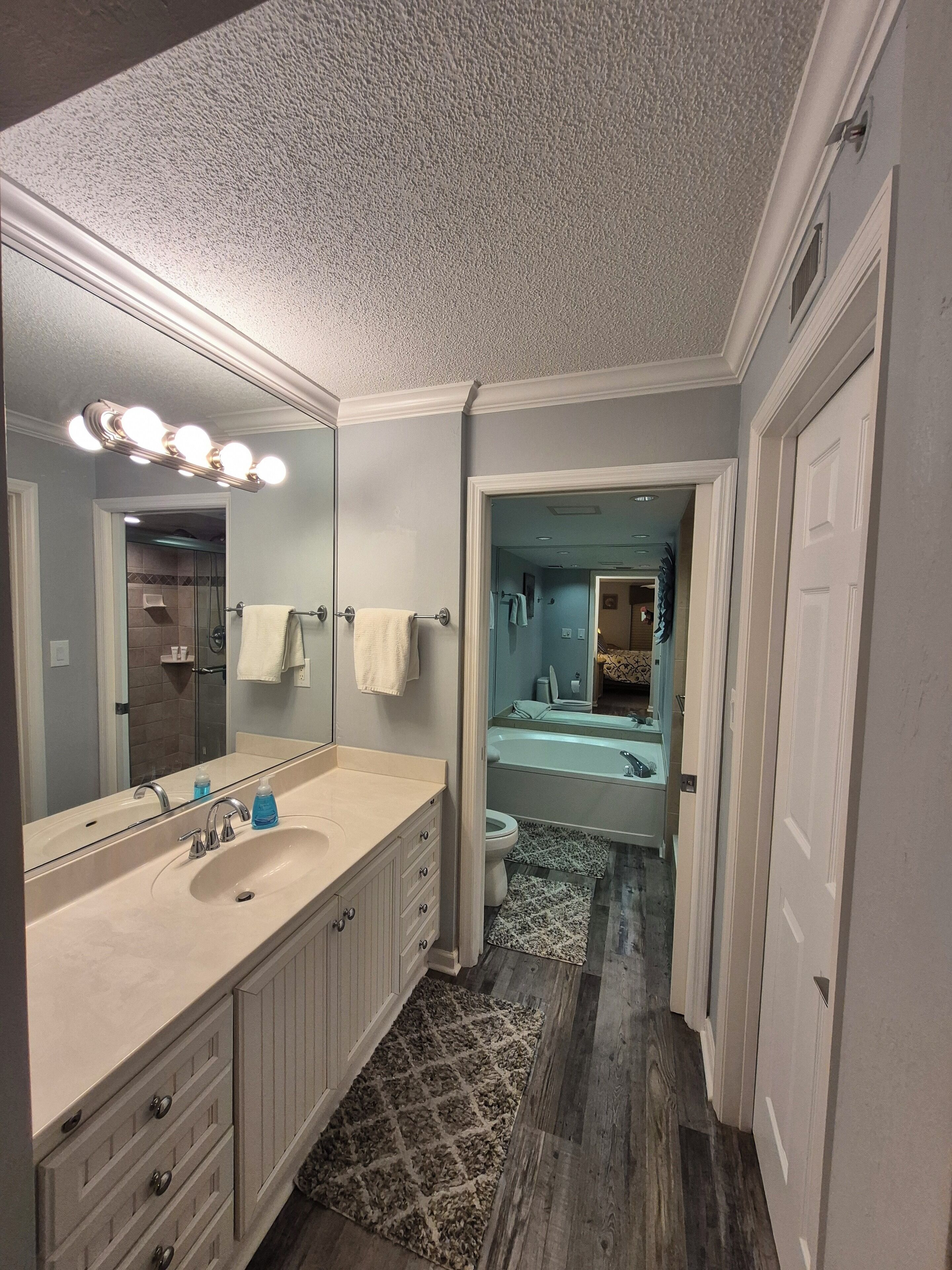 Regadera, secadora de cabello, toallas, papel de baño 