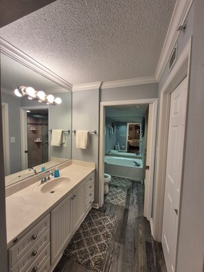 Douche, sèche-cheveux, serviettes fournies, papier toilette