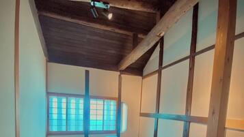 2 室のベッドルーム、デスク、WiFi (無料)、ベッドシーツ