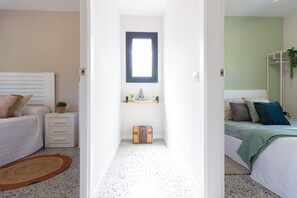Tabla de planchar con plancha, wifi gratis y ropa de cama 