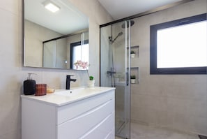 Dusche, Haartrockner, Handtücher