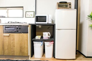 Geladeira, micro-ondas, cooktop, talheres/pratos/utensílios de cozinha
