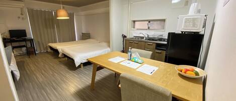 1 室のベッドルーム、デスク、WiFi (無料)、ベッドシーツ