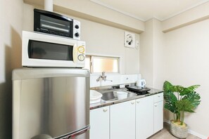 Fridge, microwave, stovetop, cookware/dishes/utensils
