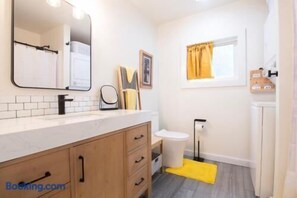 Douche, sèche-cheveux, serviettes fournies, savon