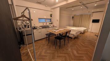 1 dormitorio, escritorio, wifi gratis y ropa de cama