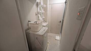 Secador de pelo y toallas