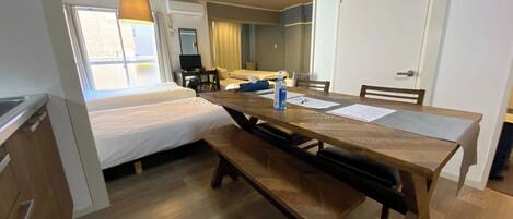 1 soverom, skrivebord, wi-fi (inkludert) og sengetøy