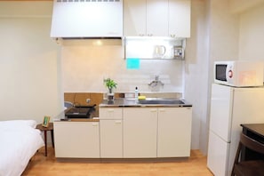 Fridge, microwave, stovetop, cookware/dishes/utensils