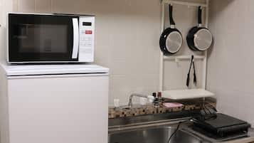 Réfrigérateur, micro-ondes, plaque de cuisson, bouilloire électrique