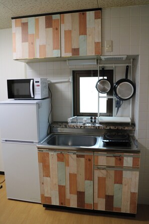 Fridge, microwave, stovetop, cookware/dishes/utensils - Room 304 1 minute walk from Abiko Station on the / Osaka Ōsaka (Osaka)