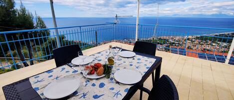 تناول الطعام بالخارج