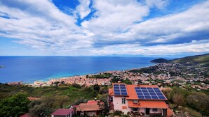 Une ville côtière offrant une vue sur la mer et les montagnes.