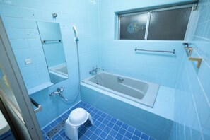 Sèche-cheveux, serviettes fournies