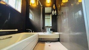 Sèche-cheveux, serviettes fournies