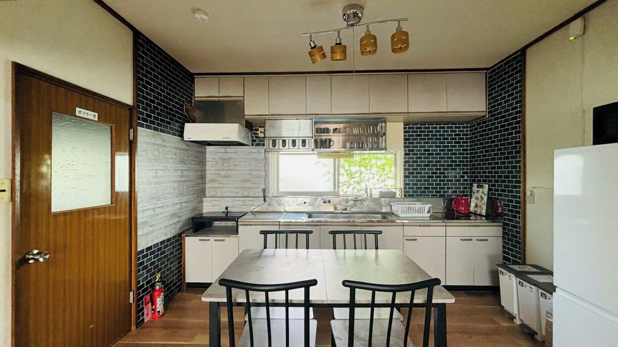 冷蔵庫、電子レンジ、コンロ、調理器具と食器