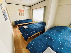 3 quartos, escrivaninha, ferros/tábuas de passar roupa