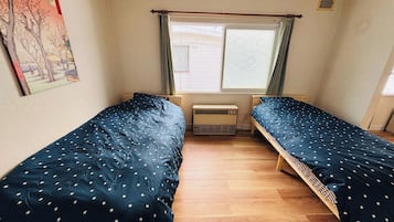 3 bedrooms, desk, iron/ironing board, free WiFi