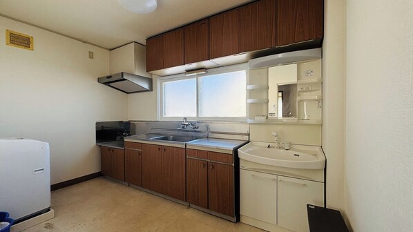 Refrigerador, microondas, parrilla de estufa y utensilios de cocina 