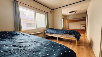 3 makuuhuonetta, työpöytä, silitysrauta/-lauta, ilmainen Wi-Fi