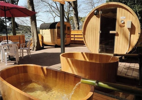 Outdoor spa tub