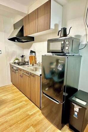 Fridge, microwave, stovetop, cookware/dishes/utensils