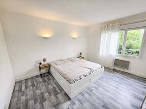 1 chambre, fer et planche Ă repasser, Wi-Fi gratuit, draps fournis