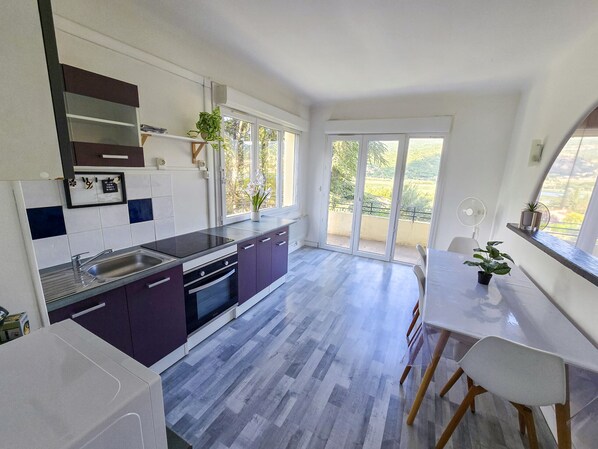Fridge, microwave, oven, coffee/tea maker