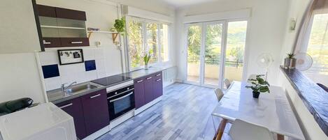 Réfrigérateur, micro-ondes, four, cafetière/bouilloire