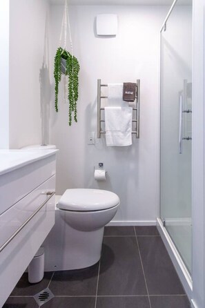 Een haardroger, handdoeken