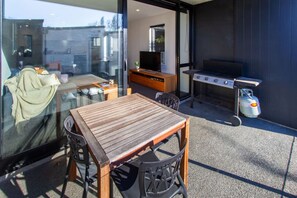 Outdoor dining - Central 1BR with Car Park Lift Access and Extra Bed (Christchurch)
