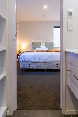 1 slaapkamer, een strijkplank/strijkijzer, reisbedje, gratis wifi