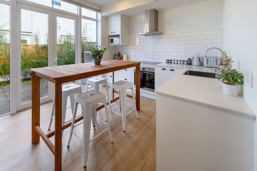 Luxe City Stay Sleeps 7 with Free Car Park