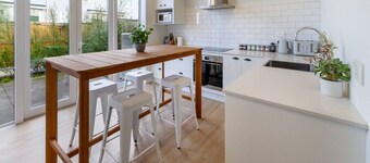 Luxe City Stay Sleeps 7 with Free Car Park