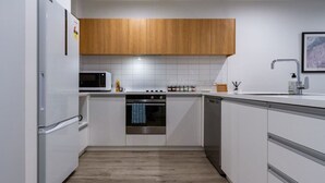Kaffetrakter/tekoker, kjøleskap, mikrobølgeovn og ovn