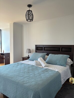 1 habitación, tabla de planchar con plancha, wifi y ropa de cama