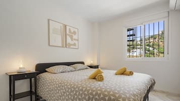 2 chambres, bureau, fer et planche Ă repasser, lit parapluie